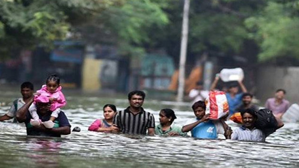 চেন্নাই-বন্যা: উত্তর-পূর্ব মৌসুমী বায়ুর প্রভাবে ২০১৫ সালে নভেম্বরের মাঝামাঝি শুরু হয়েছিল প্রবল বৃষ্টি। তার পর থেকে লাগাতার বর্ষণে প্লাবিত হয়েছে তামিলনাড়ুর বিস্তীর্ণ অঞ্চল। সবচেয়ে বেশি ক্ষতিগ্রস্ত হয় রাজধানী চেন্নাই। মৃত্যু হয়েছিল চারশোরও বেশি মানুষের। গৃহহীন হয়েছিলেন প্রচুর মানুষ। রাস্তাঘাট, বিমানবন্দর, ট্রেন লাইন সব জলের তলায় চলে গিয়েছিল। ১৯১৮ সালের পর এ রকম বর্ষণ হয়নি বলেই জানায় আবহাওয়া দফতর।