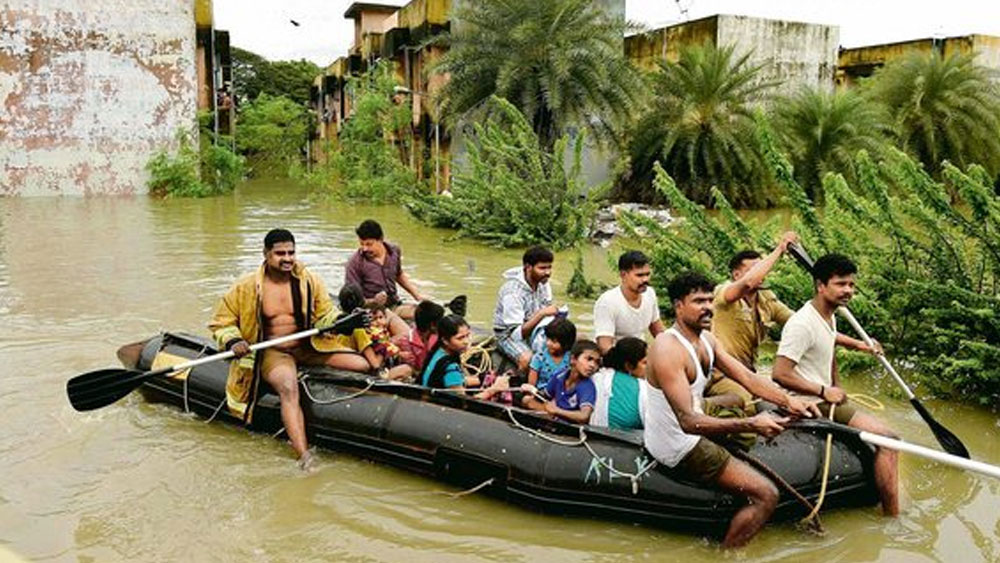 সে সময় সাহায্যে অনেক তারকাই এগিয়ে এসেছিলেন। তাঁদের মধ্যে একজন ছিলেন অক্ষয় কুমারও। ভূমিকা ট্রাস্ট নামে এক স্বেচ্ছাসেবী সংস্থাকে এক কোটি টাকা অর্থ সাহায্য করেছিলেন অক্ষয়। বিপর্যস্ত চেন্নাইয়ের প্রতিটা মানুষের কাছে সে সময় ত্রাণ পৌঁছে দিচ্ছিল ভূমিকা ট্রাস্ট।