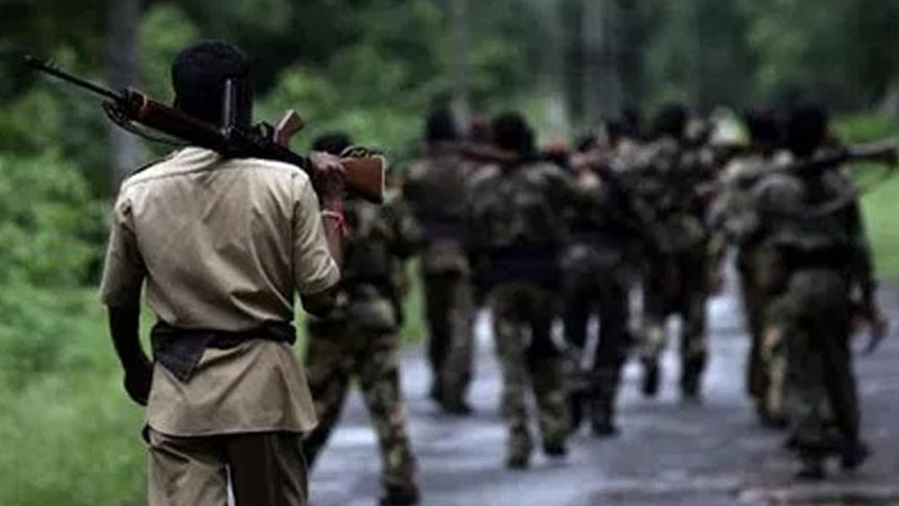 মাওবাদী-হামলা: দেশের প্রতিটি কোনায় কী ঘটছে তা শুধু খবরই রাখেন না অক্ষয়। নিজের সাধ্যমতো প্রতিবারেই তাঁকে সাহায্যের হাত বাড়িয়ে দিতে দেখা গিয়েছে। ২০১৭ সালে যেমন ছত্তীশগঢ়ে মাওবাদী হামলায় প্রাণ হারানো ১২ সিআরপিএফ জওয়ানের পরিবারের হাতে তুলে দিয়েছিলেন এক কোটি আট লক্ষ টাকা। পরিবার পিছু ৯লক্ষ টাকা করে দিয়েছিলেন।