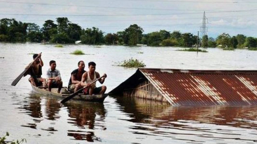 অসম-বন্যা: ২০১৯ সালে লাগাতার বৃষ্টিতে জলের তলায় চলে গিয়েছিল অর্ধেক অসম। প্রায় ৪৩ লক্ষ মানুষ বিপন্ন হয়ে গিয়েছিলেন। বন্যার জলে চাপা পড়ে যায় কাজিরাঙা অভয়ারণ্যের ৯০ শতাংশই। মানুষের পাশাপাশি প্রচুর বন্য প্রাণীরও মৃত্যু হয়েছিল।