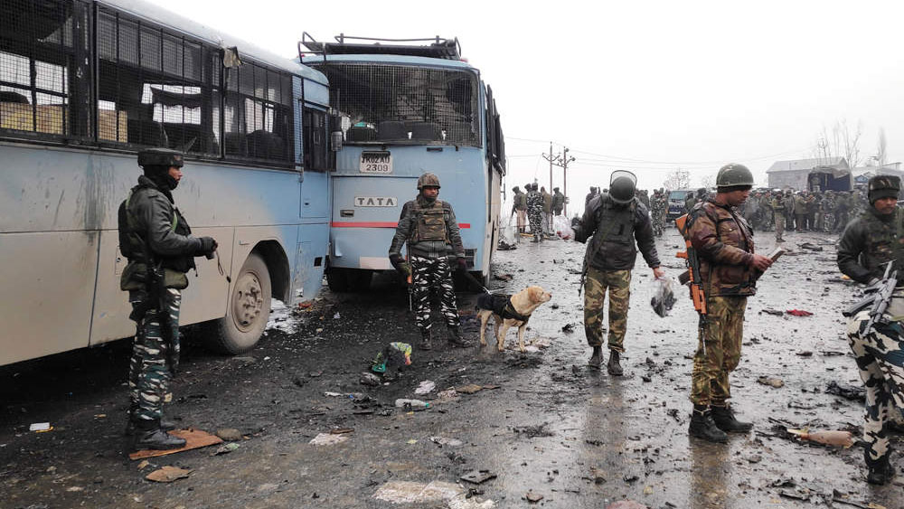 পুলওয়ামা হামলা: পুলওয়ামা হামলার কথা মনে রয়েছে নিশ্চয়ই? ২০১৯ সালে ১৪ ফেব্রুয়ারি জম্মু-কাশ্মীরের পুলওয়ামায় সেনা কনভয়ে হামলা করে জঙ্গিরা। এই হামলায় ৪০ সিআরপিএফ জওয়ানের মৃত্যু হয়।