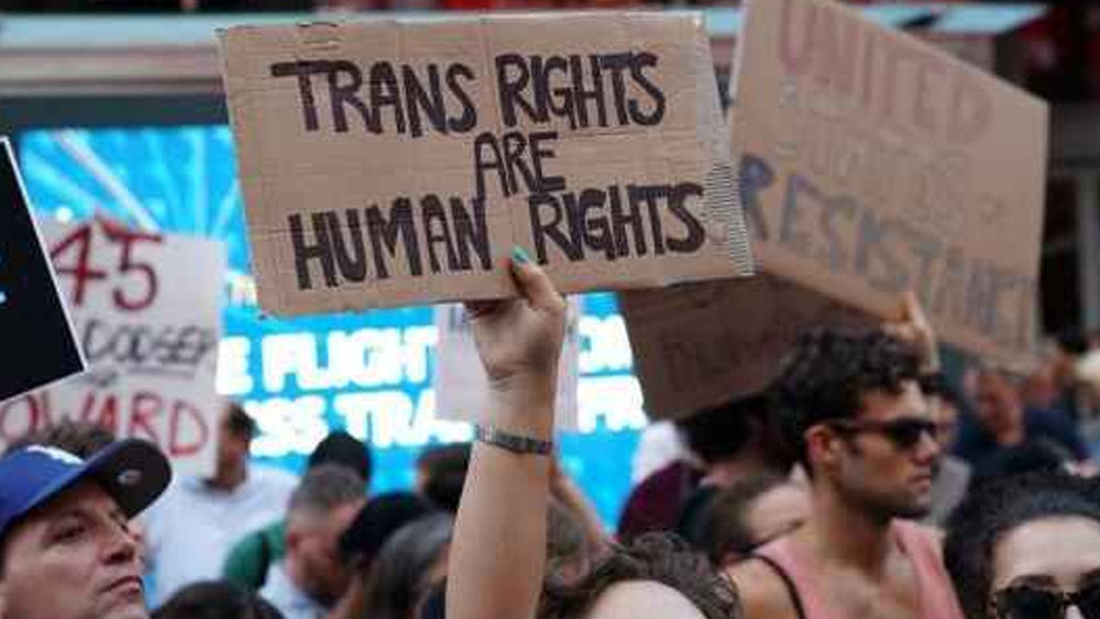 রূপান্তরকামীদের সাহায্য: এছাড়াও দেশের ট্রান্সজেন্ডার কমিউনিটির জন্য তিনি এক কোটি ৫০ লক্ষ টাকা দান করেছিলেন। এই খবরটা অবশ্য অক্ষয় কুমার নিজে দেননি। দক্ষিণি ফিল্মের পরিচালক রাঘব লরেন্স সোশ্যাল মিডিয়ায় শেয়ার করেছিলেন।