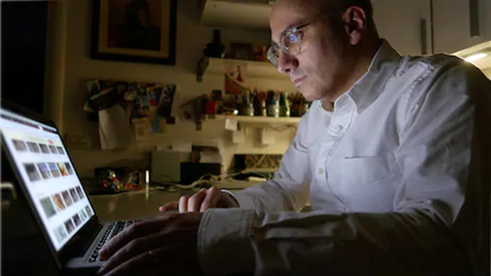 পর্ন সাইটে কোয়রান্টিনের কোনও লক্ষণ নেই। সামাজিক দূরত্ব যত বেড়েছে, পর্নের দুনিয়ায় ভার্চুয়াল দূরত্ব তত কমেছে।