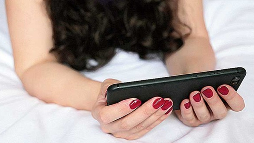 ভারতও এই ট্রেন্ডে গা ভাসিয়েছে। করোনা-পরিবেশে ৫ মার্চের পর থেকে বাড়তে শুরু করেছিল পর্ন দেখার হার। তবে দেশ জুড়ে লকডাউন ঘোষণা হওয়ার পরে পর্নদর্শক বেড়ে গিয়েছে রাতারাতি।