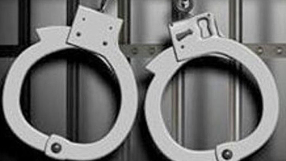 এরপর আর পুলিশের ফাঁদ এড়িয়ে থাকতে পারেনি অটো শঙ্কর। গ্রেফতার করার পরে অটো শঙ্করকে জেরা করে জানা যায়, পুলিশের বিভিন্ন আধিকারিকের সঙ্গে তার যোগাযোগ ছিল। তার কাছ থেকে উদ্ধার হওয়া ডায়রিতে পাওয়া যায় বিভিন্ন পুলিশ অফিসারের সঙ্গে তার ছবি। এর জেরে সাসপেন্ড করা হয় দুই পুলিশকর্মীকে। দীর্ঘ ছুটিতে পাঠানো হয় এক ডেপুটি সুপারকে।