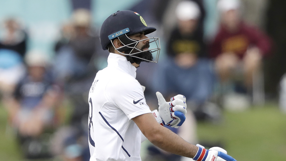 ২০০২ সালে চার ইনিংসে সৌরভের ব্যাটে এসেছিল মাত্র ২৯ রান। তাঁর স্কোরগুলো ছিল এমন— ৫, ৫, ১৭, ২। আর এ বার, ২০২০ সালের টেস্ট সিরিজে চার ইনিংসে বিরাটের ব্যাটে এসেছে মোট ৩৮ রান। তাঁর রানগুলো এমনই হতাশার— ৩, ১৪, ২, ১৯।