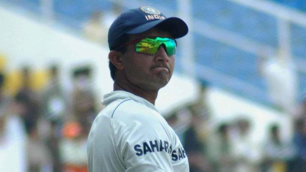 সৌরভ ও বিরাট শুধু ব্যাটসম্যান এবং অধিনায়ক হিসেবেই ব্যর্থ হননি। দু’জনের কেউ ভাগ্যের সাহায্যও পাননি। ২০০২ সালে কোনও টেস্টেই টস জিততে পারেননি সৌরভ। আর এ বারও টস হেরে দুই টেস্টেই প্রথমে ব্যাট করতে হয়েছে কোহালির দলকে।