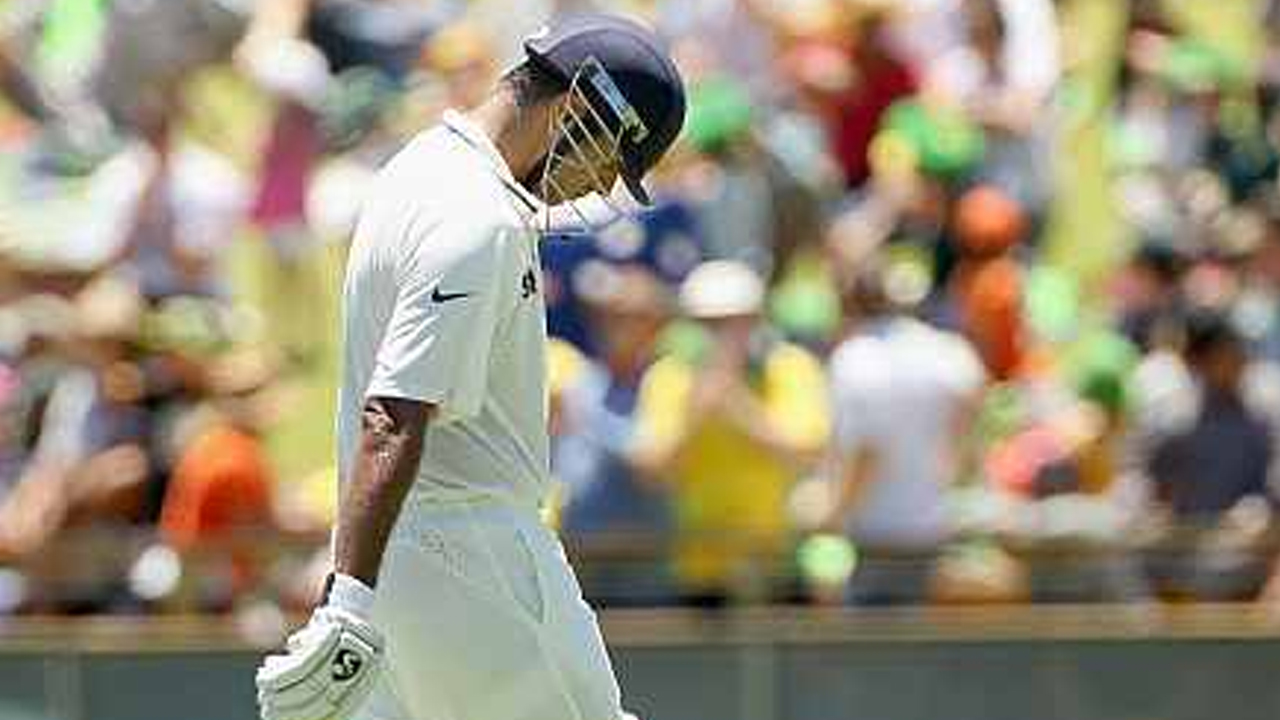 সৌরভের দল টেস্ট সিরিজে টস হেরে ব্যাট করতে নেমে কোনও ইনিংসেই বড় রান পাননি। ওই দুই টেস্টের প্রথম ইনিংসে সৌরভ-রাহুল দ্রাবিড়-সচিনরা করেছিলেন যথাক্রমে ১৬১ ও ৯৯। কোহালি-রাহানে-পূজারারা দুই টেস্টের প্রথম ইনিংসে তুললেন ১৬৫ ও ২৪২। আগের তুলনায় একটু ভাল হলেও হোয়াইটওয়াশ এড়াতে তা যথেষ্ট ছিল না একেবারেই।