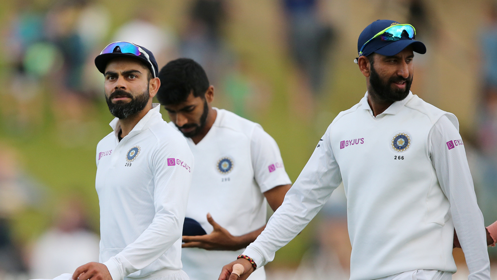 সৌরভের নেতৃত্বে ২০০২ সালের সেই সফরে প্রথম টেস্টে জেতার জন্য চতুর্থ ইনিংসে নিউজিল্যান্ডের দরকার ছিল মাত্র ৩৬। আর এ বার কোহালির দলকে হারানোর জন্য চতুর্থ ইনিংসে নিউজিল্যান্ডের প্রয়োজন ছিল মাত্র ৯ রানের। কোনও বারই ভারতীয় বোলাররা উইকেট ফেলতে পারেনি।