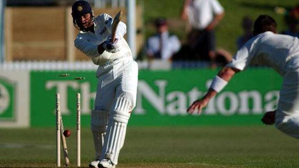 দ্বিতীয় টেস্টে সৌরভের ভারত ও বিরাটের ভারত, দুই দলই পেয়েছিল সামান্য লিড। ২০০২ সালে সৌরভরা পেয়েছিলেন পাঁচ রানের লিড। আর এ বার কোহালিরা পেলেন সাত রানের লিড। কিন্তু কোনও বারই সেই লিডের সদ্ব্যবহার করা যায়নি। যথাক্রমে চার ও সাত উইকেটে হারতে হয়েছিল সৌরভদের ও কোহালিদের।