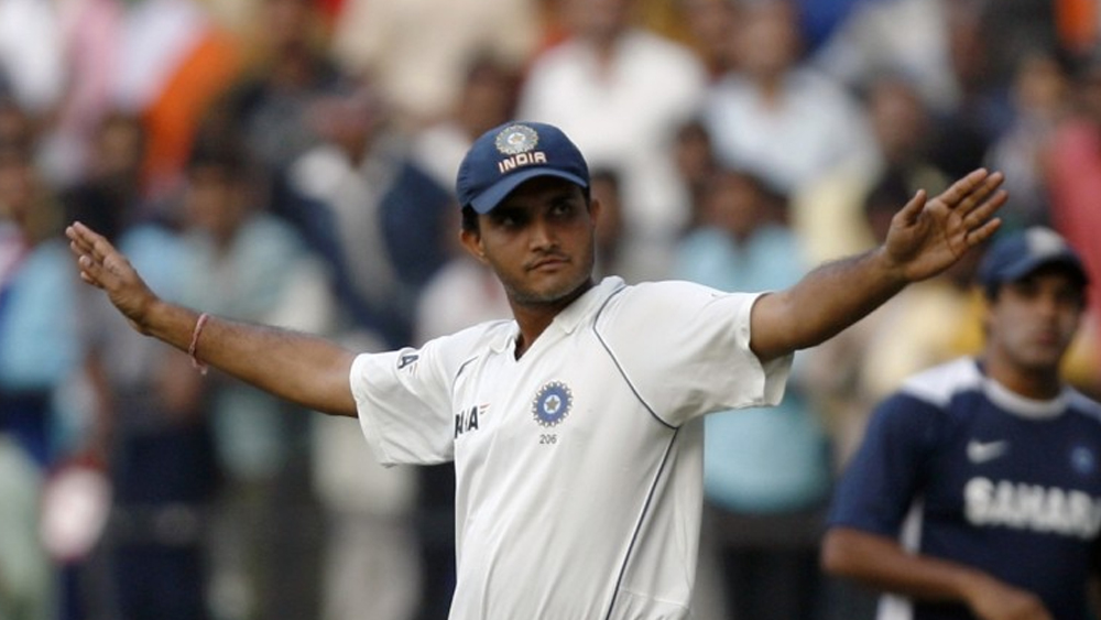 সৌরভ গঙ্গোপাধ্যায় ও বিরাট কোহালি ভারতীয় ক্রিকেটে সফলতম অধিনায়কদের অন্যতম। নিউজিল্যান্ডে এসেই দু’জনে প্রথম বার অধিনায়ক হিসেবে টেস্টে হোয়াইটওয়াশের অপমান হজম করেন। ব্যাটসম্যান হিসেবেও এই সিরিজে সৌরভ ও কোহালির যথাক্রমে ৭.২৫ ও ৯.৫০ গড় কোনও সিরিজে জঘন্যতমর তালিকায় দুইয়ে।