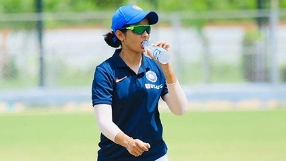 প্রিয়ার বাবা তখন সবে বদলি হয়ে জয়পুর এসেছেন। ক্রিকেটের প্রতি মেয়ের তীব্র ভালবাসা দেখে মেয়েকে খেলাটা শেখানোর কথা স্থির করে ফেলেন। কিন্তু জয়পুরের একটা ক্রিকেট অ্যাকাডেমিতে চরম হেনস্থার মুখে পড়তে হয় তাঁদের।