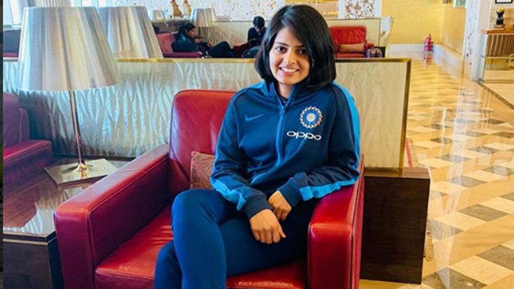 সেই জমিতে মেয়ের জন্য ক্রিকেট পিচ বানান সুরেন্দ্র। ১৫ হাজার টাকা খরচ করে ওই পিচ বানিয়েছিলেন তিনি। প্রথমে সেখানে নিজেই মেয়েকে প্রশিক্ষণ দিতে শুরু করেন। পরে প্রিয়া রাজস্থান ক্রিকেট অ্যাকাডেমিতে ভর্তি হন।