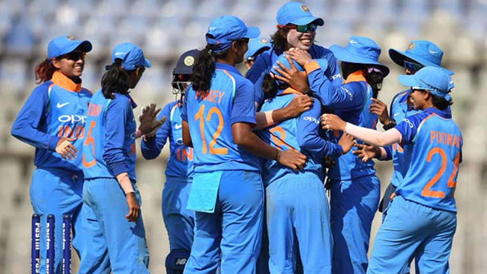 আর এই মুহূর্তে মহিলা বিশ্বকাপ জেতার দৌড়ে দলকে প্রতিনিধিত্ব করছেন প্রিয়া পুনিয়া। প্রথম বার টি২০ বিশ্বকাপের ফাইনালে ওঠা ভারতীয় দল তাঁর কাছ থেকে একটা দারুন পারফরম্যান্স চাইছে।