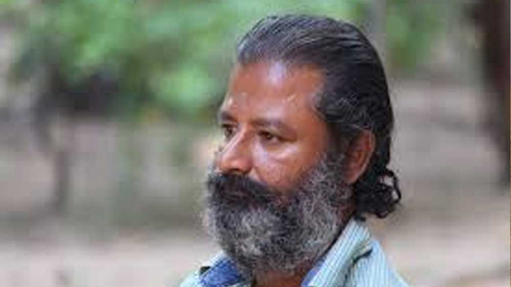 এর কয়েক বছর পর একটা ঘটনা তাঁর জীবন পুরোপুরি পাল্টে দেয়। একদিন ভারত থেকে তাঁর মা ফোনে নিজের অসুস্থতার কথা জানান।