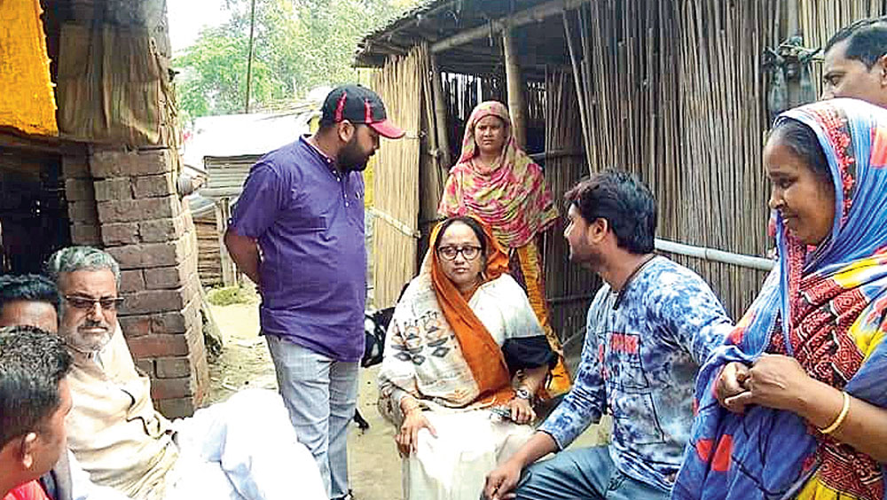 রমজান শেখের বাড়িতে এলেন বিধায়ক। নিজস্ব চিত্র