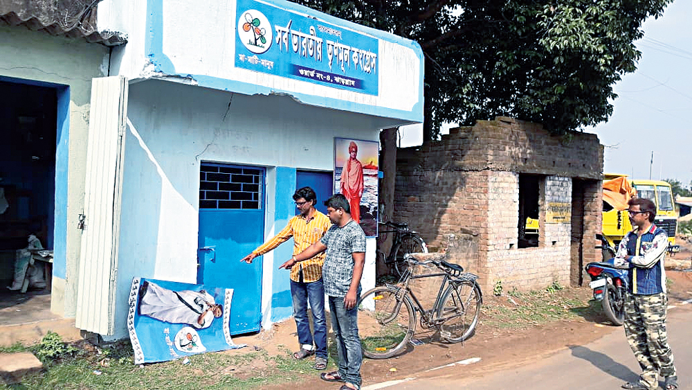 Miscreant allegedly torn apart Mamata Banerjee's picture in Jhargram