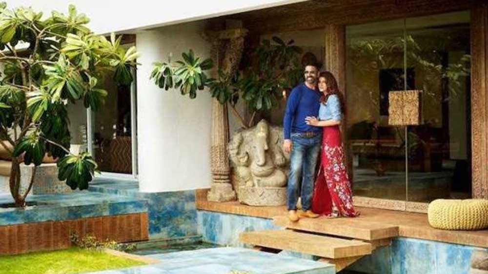 অক্ষয়ের ঘনিষ্ঠ সূত্রের খবর অনুযায়ী, যতই ব্যস্ততা থাকুক না কেন, প্রায় প্রতি তিনমাসে অন্তত সাত দিনের জন্য ব্রেক নেন তিনি। আর এতেই লুকিয়ে তাঁর এনার্জির রহস্য।