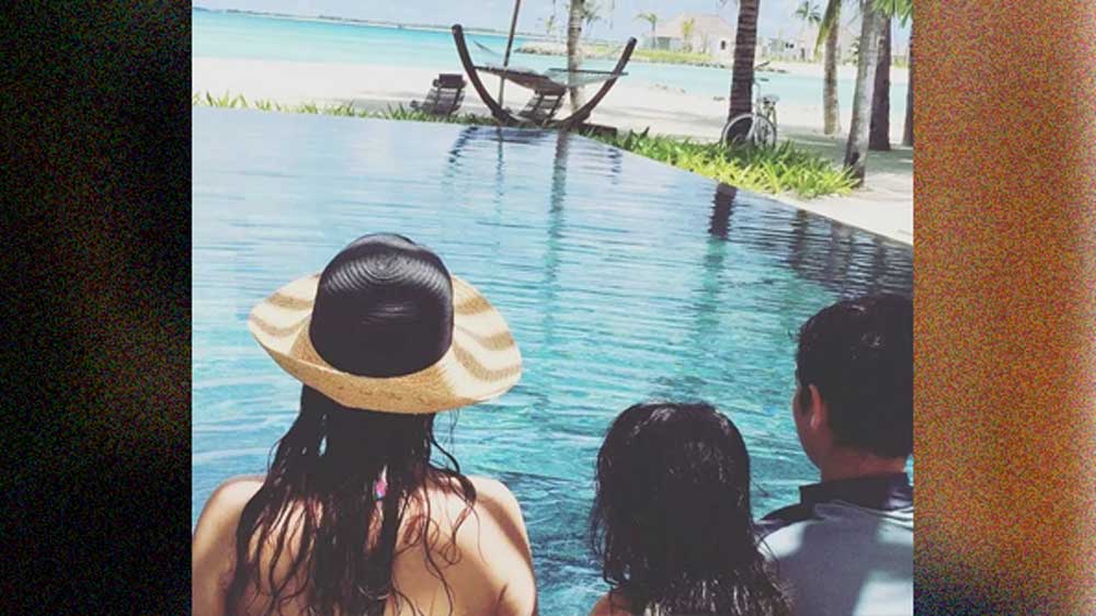 একেবারে সমুদ্রের ধারে এই ভিলায় সপরিবারে কাটান অক্ষয়। সেখানে এত ঘন ঘন যান অক্ষয় যে, ঠিক নিজের বাড়ির পরিবেশ হয়ে গিয়েছে সেখানে। তারকা অক্ষয়কে নিয়ে আশেপাশের লোকেদের তেমন মাথাব্যথাও নেই।