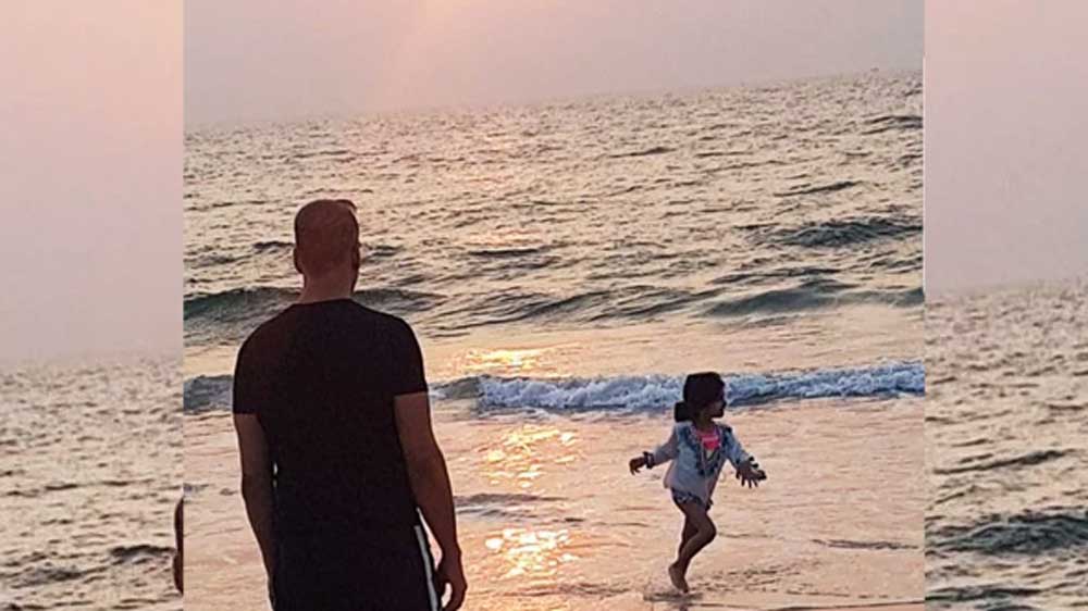 অক্ষয় জানিয়েছেন, “এটাই একমাত্র জায়গা যেখানে স্বাভাবিক ভাবে যাতায়াত করতে পারি। যখন তখন পরিবারের সঙ্গে বিচে ঘুরে বেড়াতে পারি বা কোনও রেস্তোরাঁয় বসে একসঙ্গে নির্দ্বিধায় খেতে পারি।“