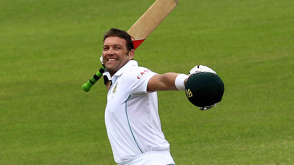 দক্ষিণ আফ্রিকার জাক কালিস খেলেছেন ১৬৬ টেস্ট। ২৮০ ইনিংসে ৫৫.৩৭ গড়ে করেছেন ১৩২৮৯ রান। ৪৫ সেঞ্চুরি ও ৫৮ হাফ-সেঞ্চুরি করেছেন তিনি। তিনি অলরাউন্ডারও। টেস্টে ৩২.৬৫ গড়ে নিয়েছেন ২৯২ উইকেট। টেস্টে ইনিংসে পাঁচ উইকেট নিয়েছেন পাঁচ বার। ভাজ্জির দলের পাঁচ নম্বরে থাকছেন তিনি।