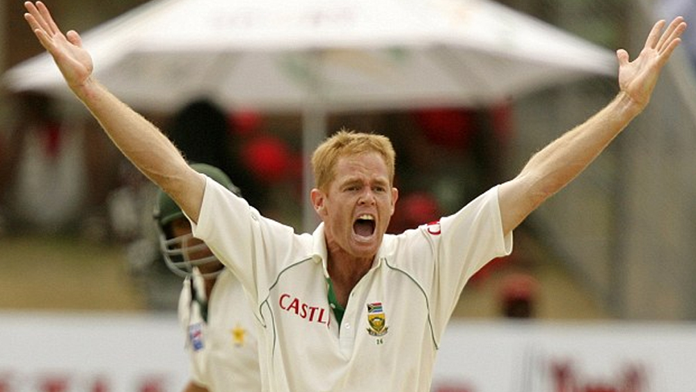 প্রোটিয়া অলরাউন্ডার শন পোলক খেলেছেন ১০৮ টেস্ট। ২৩.১১ গড়ে তিনি নিয়েছেন ৪২১ উইকেট। ইনিংসে পাঁচ উইকেট নিয়েছেন ২৩ বার। টেস্টে ১০ উইকেট নিয়েছেন এক বার। ব্যাটে ৩২.৩১ গড়ে করেছেন ৩৭৮১ রান। দুটো সেঞ্চুরি ও ১৬টি হাফ-সেঞ্চুরিও রয়েছে পোলকের।