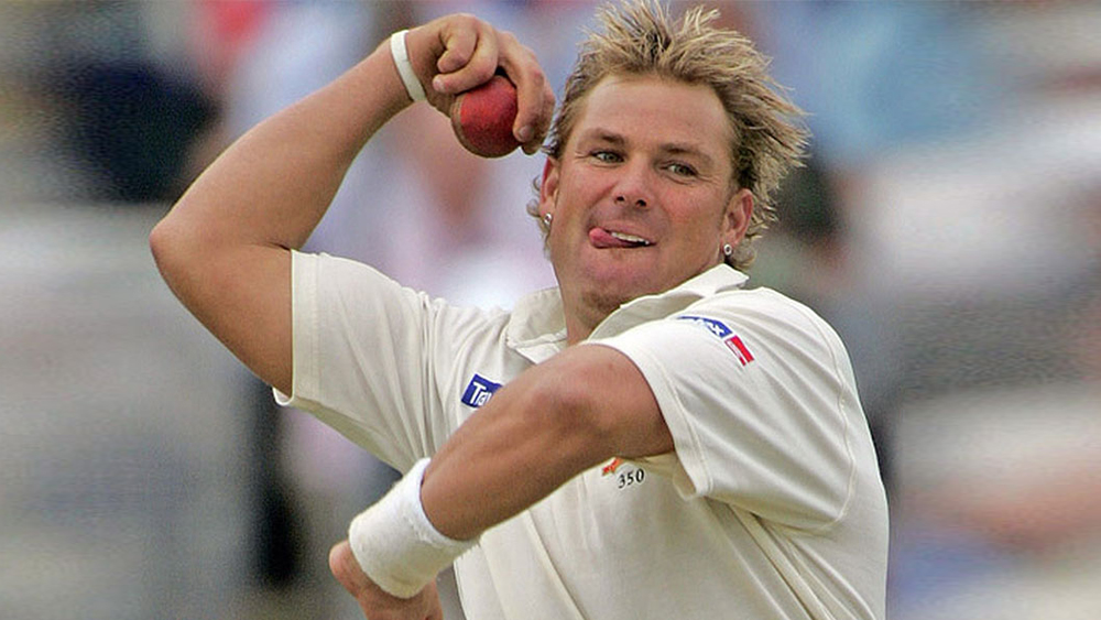 হরভজনের দলে মুরলীথরন বা অনিল কুম্বলে নন, একমাত্র স্পিনার হলেন অস্ট্রেলিয়ার শেন ওয়ার্ন। কিংবদন্তি লেগস্পিনার ১৪৫ টেস্টে ২৫.৪১ গড়ে নিয়েছেন ৭০৮ উইকেট। ইনিংসে পাঁচ উইকেট নিয়েছেন ৩৭ বার। ম্যাচে ১০ উইকেট নিয়েছেন ১০ বার।