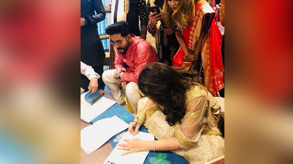 সিনেমার মতো বিয়ের গল্প বুনেছিলেন ওঁরা। সম্পর্কের টানাপড়েন। হাজারও চাপানউতোরের মধ্যে দিয়েও এগিয়ে নিয়ে গিয়েছিলেন ভালবাসা।