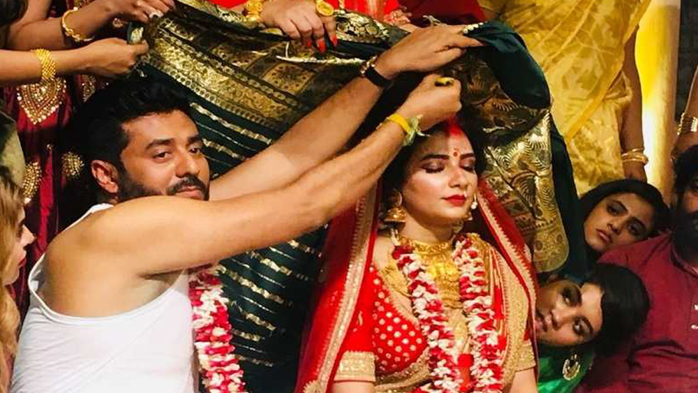 রাত নামতেই বসেছিল বিয়ের আসর। জুঁই ফুলের ম ম গন্ধে বিয়েবাড়ি তখন ভরপুর। মোমবাতির নরম আলোর মায়াবী পরিবেশ আর সানাইয়ের সুর অতিথিদের পৌঁছে দিয়েছিল কোনও এক অপার্থিব জগতে।