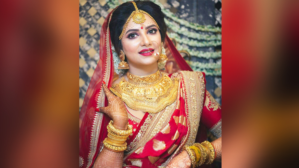 সব্যসাচী মুখোপাধ্যায়ের লাল বেনারসি পরেছিলেন শুভশ্রী। গলার ভারী সোনার গয়নায় তিনি ছিলেন মোহময়ী। কপালে চন্দন, লাল ওড়না... শুভশ্রী ধরা দিয়েছিলেন শাশ্বত বাঙালি নারী রূপে।