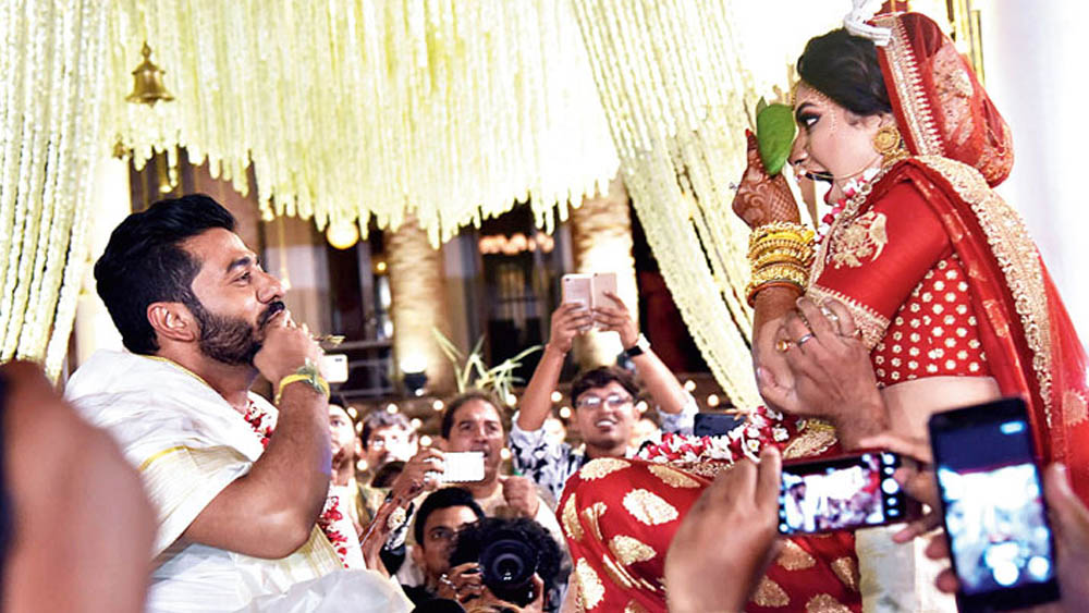 কনেকে পাল্লা দিয়ে সেজেছিলেন রাজ। চিরাচরিত ঘরানা থেকে বেরিয়ে পরেছিলেন সবুজ পাঞ্জাবি, বেনারসি পাড় বসানো ধুতি। পোশাক তৈরি করেছিলেন রাজ বন্দ্যোপাধ্যায়।