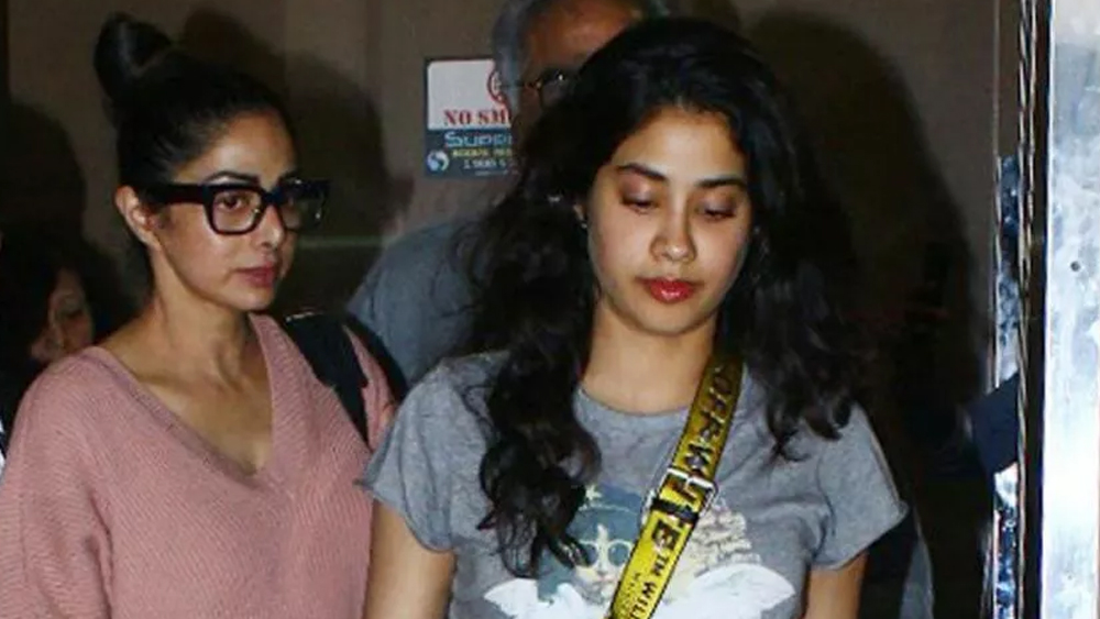 অনেকেই হয়তো জানেন না, জাহ্নবী যখন টিনেজার তখন নাইট ক্লবে বন্ধুবান্ধবদের সঙ্গে পার্টি করতে গেলে মা শ্রীদেবী বাইরে গাড়ি নিয়ে অপেক্ষা করতেন মেয়ের জন্য।