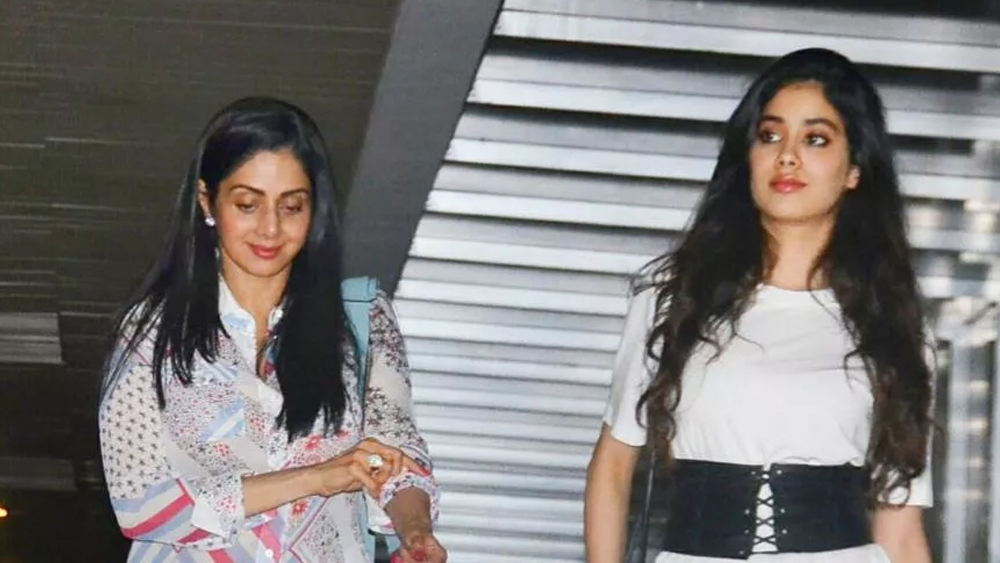 কখনওই একা ছাড়তেন না। পার্টি শেষ হলে মেয়েকে নিয়ে বাড়ি ফিরতেন তিনি।