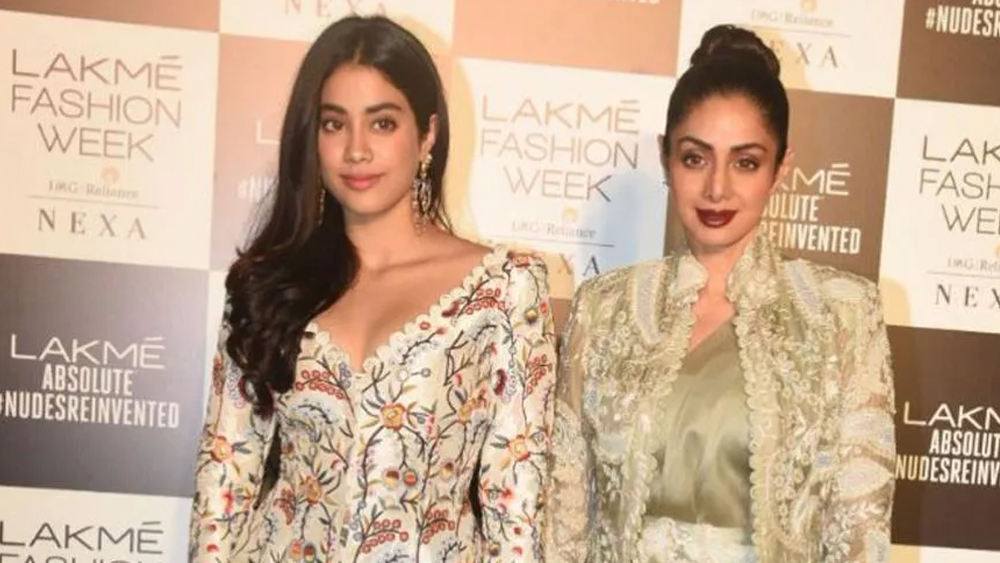 ‘ধড়ক’ দিয়েই বলি অভিষেক ঘটে তাঁর। কিন্তু ছবি মুক্তির আগেই জাহ্নবীর জীবনে ঝড় বয়ে যায়। মাকে হারায় তিনি।