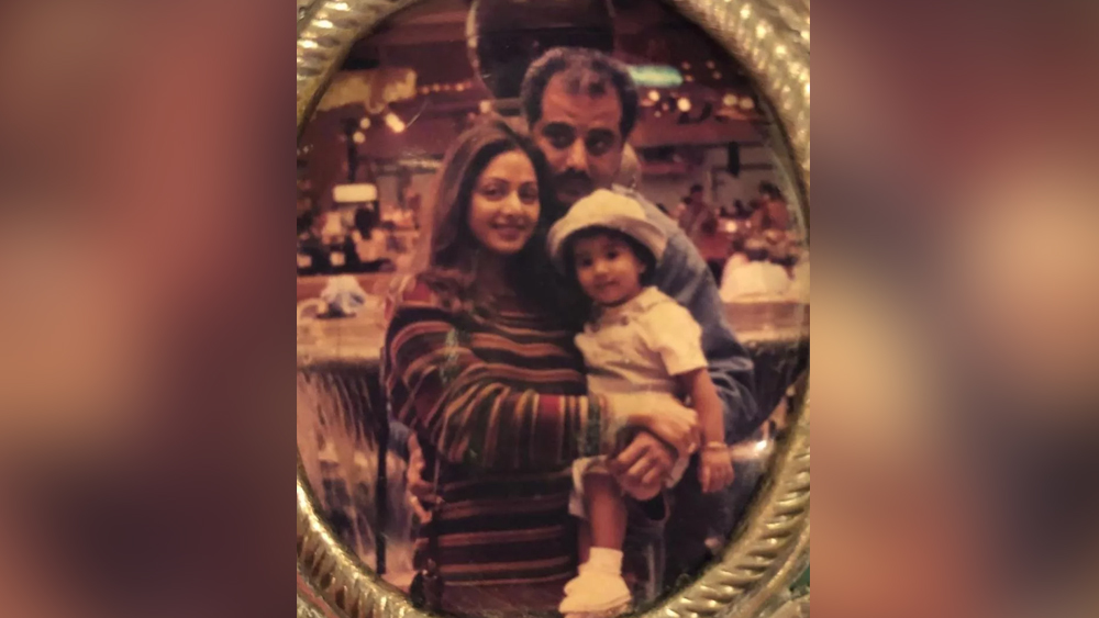 কিন্তু অসম্ভব মনের জোর তাঁর। মায়ের শ্রাদ্ধানুষ্ঠানের পর দিনই শুটে ফিরতে চেয়েছিলেন অভিনেত্রী। তাঁর জন্য শুটিং বন্ধ থাকবে...এমনটা কোনওভাবেই হতে দিতে চাননি শ্রীদেবী কন্যা।