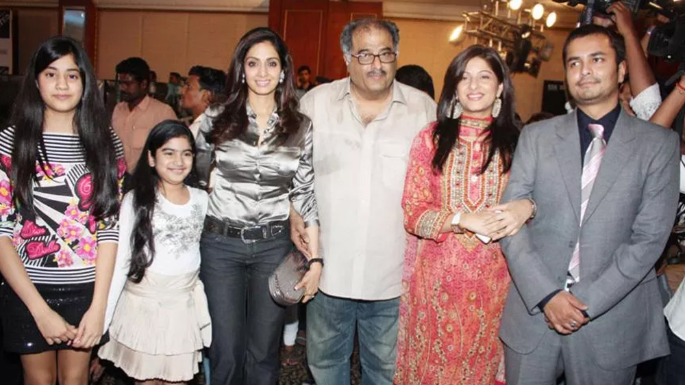 মায়ের মাত্র পাঁচটি ছবি দেখেছে সে। বাবা-মা দু’জনেই সিনেমা জগতের। তাই ছোট থেকেই তাঁদের সঙ্গে ছবির প্রিমিয়ার, সাকসেস পার্টিতে হাজির হতেন জাহ্নবী।