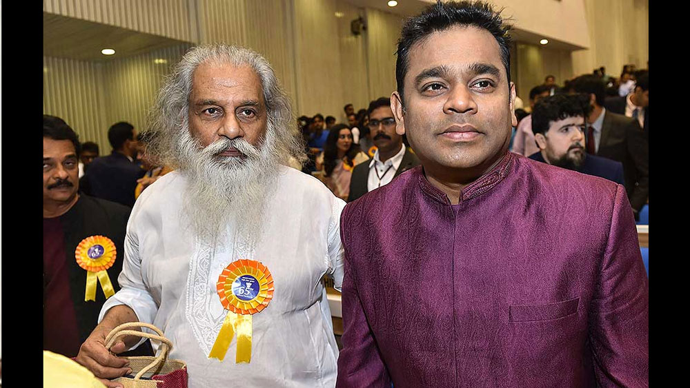 ১৯৪০ সালের ৯ ফেব্রুয়ারি কোচির ক্যাথলিক ক্রিশ্চিয়ান পরিবারে জন্ম যেশুদাসের। সঙ্গীতচর্চা তাঁর জন্ম থেকেই শুরু বলা যেতে পারে। কারণ তাঁর বাবা অগাস্তিন জোসেফ ছিলেন পরিচিত মালয়ালম ধ্রুপদি সুরকার।