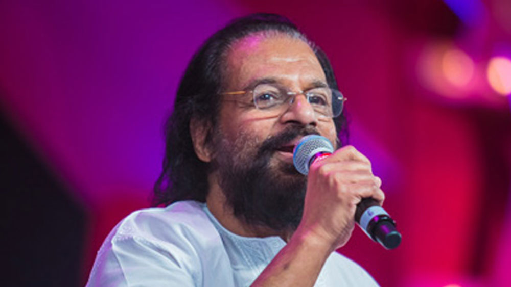 ১৯৭৬ সালে বলি ইন্ডাস্ট্রিতে প্রথম প্লেব্যাক করেন তিনি। ফিল্ম ‘ছোটি সি বাত’-এ ‘জানেমন জানেমন’ গানটি সুপার হিট হয়েছিল। তারপর ‘চিতচোর’ ফিল্মের ‘গোরি তেরা গাঁও বড়া প্যায়ারা’ গানটা রাতারাতি তাঁকে সেনসেশন বানিয়ে দেয়।