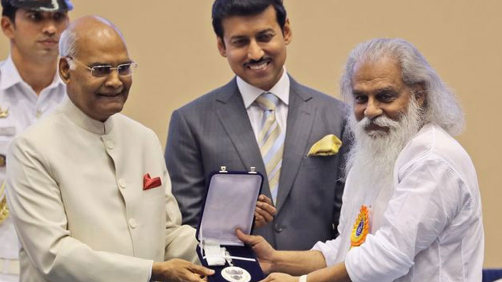 ১৯৭৫ সালে পদ্মশ্রী, ২০০২ সালে পদ্মভূষণ এবং ২০১৭ সালে পদ্মবিভূষণ সম্মান দেওয়া হয় তাঁকে। ২০০৬ সালে এক বার একদিনে দক্ষিণী ফিল্মের ১৬টা গান রেকর্ড করেছিলেন তিনি। এই রেকর্ডও রয়েছে তাঁর।