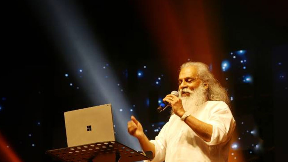 ২০১৪ সালে ২ অক্টোবর গাঁধী জয়ন্তীর একটি অনুষ্ঠানে প্রকাশ্যে বক্তব্য রাখতে গিয়ে বলেছিলেন, “মেয়েদের জিনস পরা উচিত নয়, এতে অন্যদেরও সমস্যা হয়। শালীনতা বজায় রেখে পোশাক পরা উচিত এবং ছেলেদের মতো পোশাক পরা উচিত নয়।” এর পরই বিভিন্ন নারীবাদী সংগঠন এবং রাজনৈতিক সংগঠন তাঁর বিরুদ্ধে প্রতিবাদে সামিল হয়।