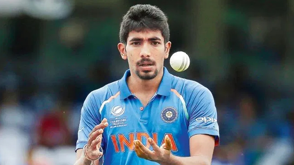 এর পর অবশ্যই থাকছেন যশপ্রীত বুমরা। ৫০ আন্তর্জাতিক টি-টোয়েন্টিতে ২০.২৫ গড়ে নিয়েছেন ৫৯ উইকেট। ইকনমি রেট ৬.৬৬। স্ট্রাইক রেট ১৮.২। ঘরোয়া টি-টোয়েন্টিতে ১৫৭ ম্যাচে নিয়েছেন ১৮২ উইকেট। ইকনমি রেট ৭.০৬।