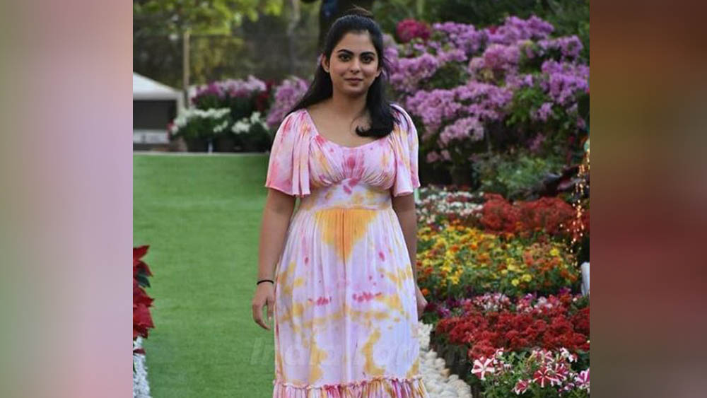 ছিমছাম সাজে দেখা গেল ঈশা অম্বানীকে। বেবি পিঙ্ক ম্যাক্সি ড্রেসে এগিয়ে এসে অভিবাদন জানাচ্ছিলেন সবাইকে। হাজার ব্যস্ততার মধ্যেও আলোকচিত্রীদের সঙ্গে কথা বললেন। পোজের আবদারও মেটালেন।