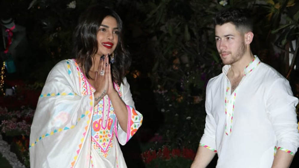 ঈশার সঙ্গে প্রিয়ঙ্কার বন্ধুতা বেশ পুরনো। বন্ধুর দোলের পার্টি আর প্রিয়ঙ্কা সেখানে থাকবেন না তা কী করে হয়? স্বামী নিককেনিয়ে তিনি হাজির হলেন সেখানে। এটা নিকের প্রথম রং খেলা। প্রিয়ঙ্কা পড়েছিলেন সাদা সারারা। তাতে মাল্টি কালারড সুতোর কাজ। নিকের সাজ সিম্পল। সাদা কুর্তা-পাঞ্জাবিতেই খুশি তিনি।