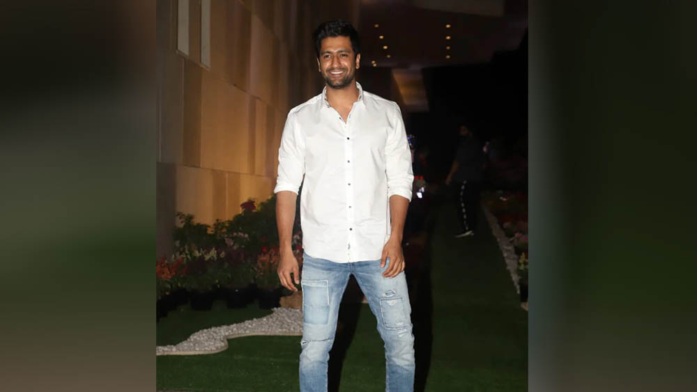 দেখা গেল ভিকি কৌশলকেও। সাদা রঙের ফুলটি শার্ট আর ডেনিমে বরাবরের মতো নজর কাড়লেন ভিকি। কিন্তু একা এলেন না তিনি।