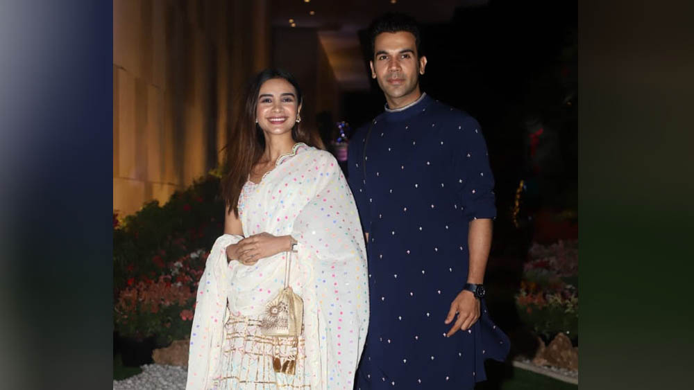 প্রেম নিয়ে কোনওদিনই লুকোছাপা করেননি রাজকুমার রাও এবং তাঁর লংটার্ম গার্লফ্রেন্ড পত্রলেখা। কনট্রাস্ট পোশাকে তাঁরাই বা কম যান কিসে? হোলি মানে সাদা পোশাক পড়তেই হবে—এই মিথ ভেঙে রাজকুমার এলেন নীল রঙের কুর্তায়। পত্রলেখা অবশ্য পড়েছিলেন সাদা রঙের পোশাক।