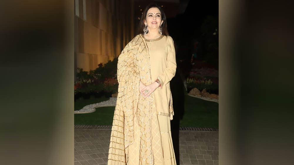 মেয়ে পার্টি দিয়েছে। তাই হাজার ব্যস্ততার মধ্যেও হাজির ছিলেন নীতা অম্বানী। তাঁর পছন্দ বাদামি রঙা আউটফিট। কানে ভারী ঝুমকো। এই বয়সেও তাঁর লুকস নজরকাড়া।