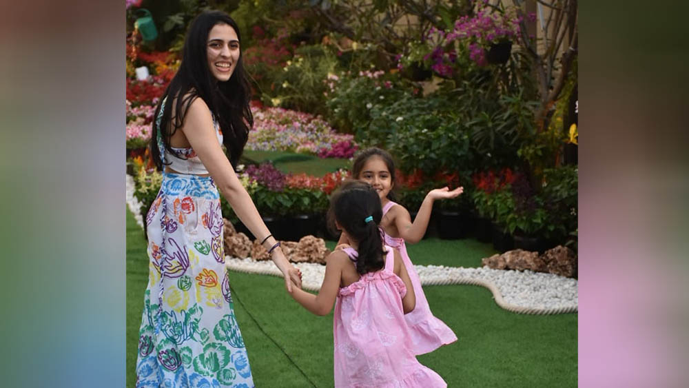 এসেছিলেন ঈশার বৌদি শ্লোকা মেহতা। ক্রপ টপ এবং পালাজো সেটে তিনিও কম যান না। স্বামী আকাশ অম্বানী পড়েছিলেন রামধনু রঙা টি-শার্ট।