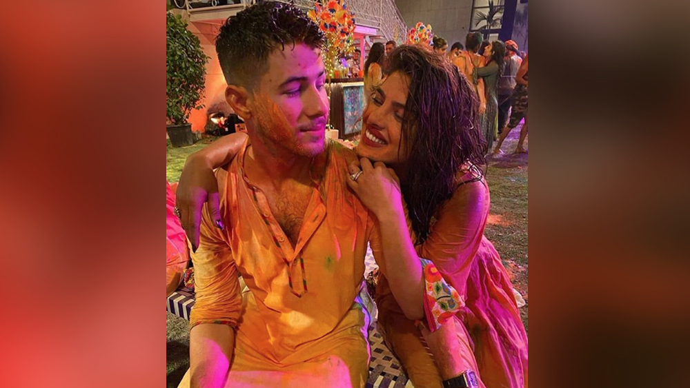 রাত বাড়তেই বদলে গেল পার্টির মেজাজ। ঘনিষ্ঠ অবস্থায় ধরা দিলেন নিক-প্রিয়ঙ্কা।