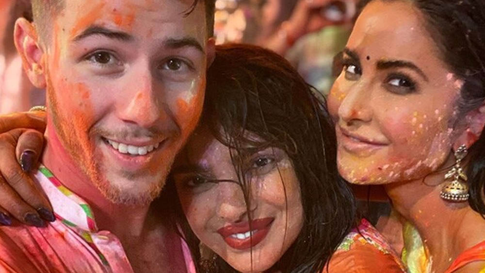 শুধু নিক-প্রিয়ঙ্কাই বা কেন? বর-বউয়ের সং সেলিব্রেশনে যোগ দিলেন ‘তৃতীয় ব্যক্তি’ ক্যাটরিনা। ভিকি কোথায় গেলেন?