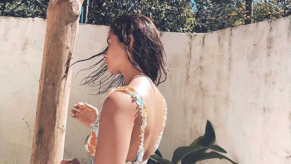 ক্লান্ত আলিয়া তাই ফের একটা ছুটি চেয়ে বসলেন। নিজের ইনস্টাগ্রামে ফ্লোরাল প্রিন্ট-এর বিকিনি পরা পুরনো একটা ছবি দিয়ে লিখলেন, "আর একটা ছুটি চাই। আরও গাছ আর আরও সানসাইন। ধন্যবাদ"। আসলে কি রণবীরকে মিস করছেন আলিয়া? এই ছবি শেয়ার করে কি এটাই বোঝাতে চাইলেন তিনি?